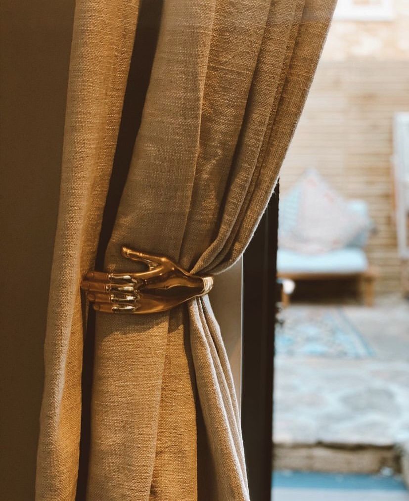 Modern Hand-Shaped Metallic Curtain Tieback - Polished Gold Curtain Holdback