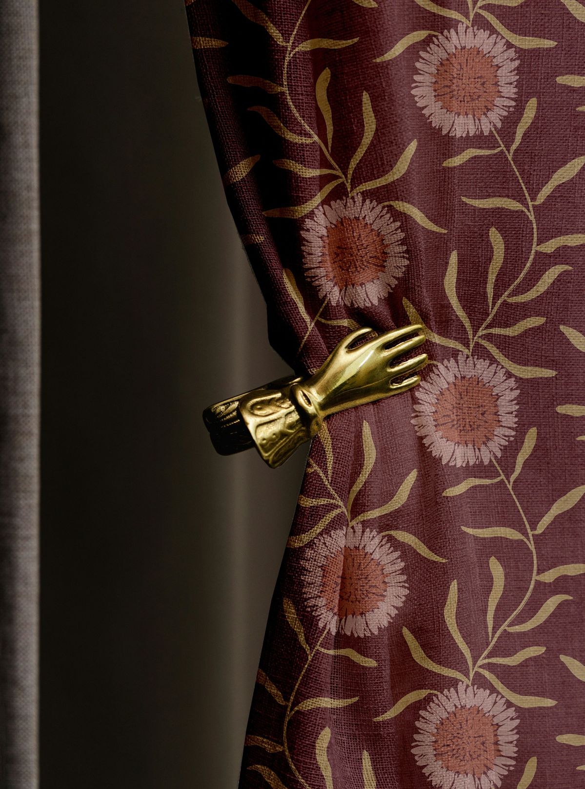 Luxury Embossed Hand-Shaped Metallic Curtain Tieback - Polished Gold Holdback